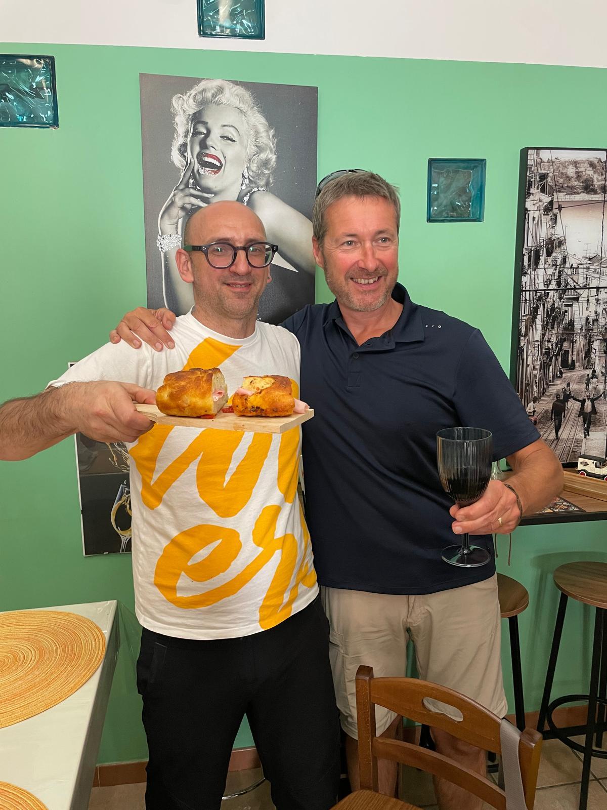 Innlagt stopp for å smake på lokale produkter hører med   |    Foto:  Ian Stanton 