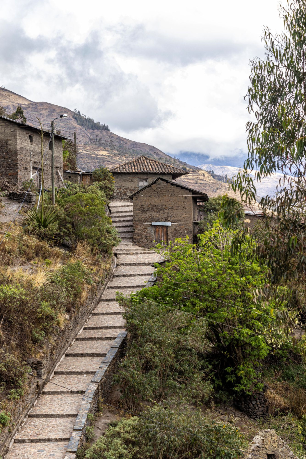 Gate i landsbyen Choquecancha   
