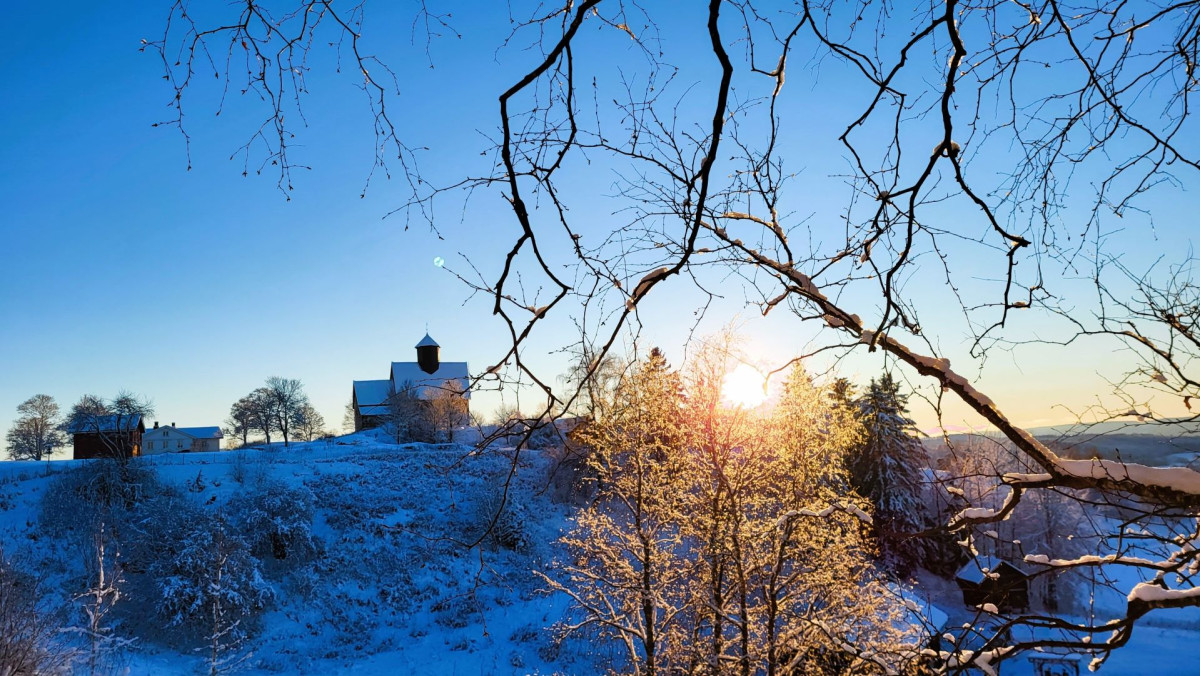 Bildet er tatt fra Hadeland Folkemuseum mot St. Petri kirke - en liten spasertur fra gjestgiveriet