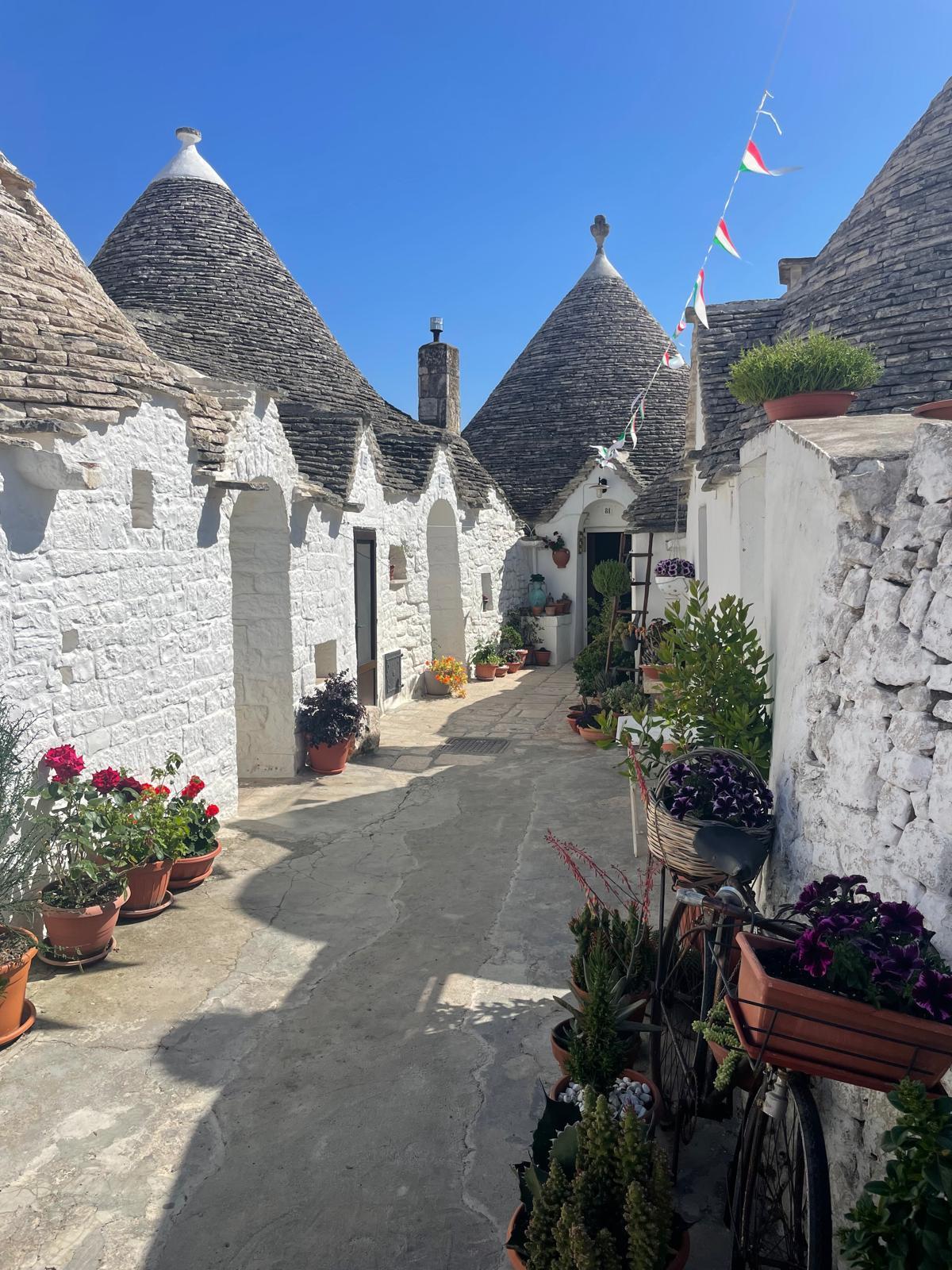 Alberobello er et populært reisemål, men har fortsatt høy sjarmfaktor  |    Foto:  Ian Stanton 