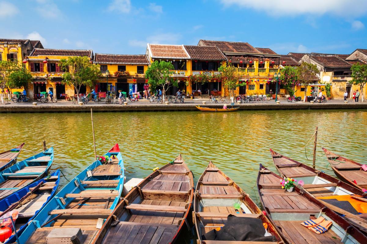 Riverfront old town Hoi An - Vietnam   |    Foto:  Saiko3p - Istock 