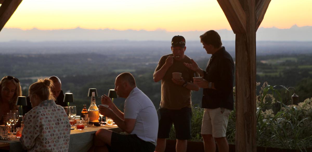 Den store pergolaen er et naturlig samlingspunkt for måltider og sosiale kvelder   |    Foto:  Cascina del Merlo 