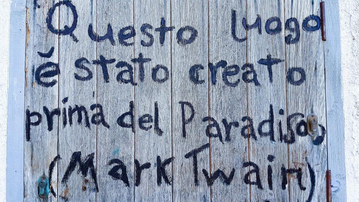 Tekst på vegg i Polignano a Mare   |    Foto:  Wenche Tvenge - La'mme 
