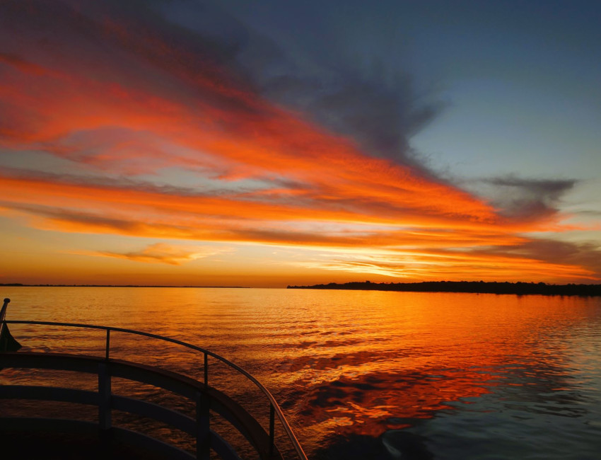 Solnedgang fra elvebåten i Amazonas - Brasil