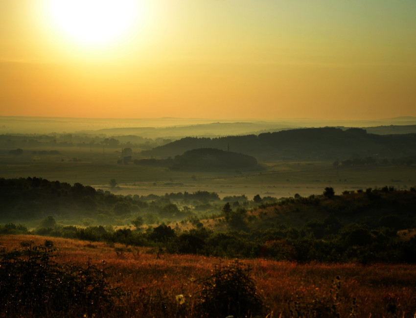 Bulgarsk landskap i solnedgang