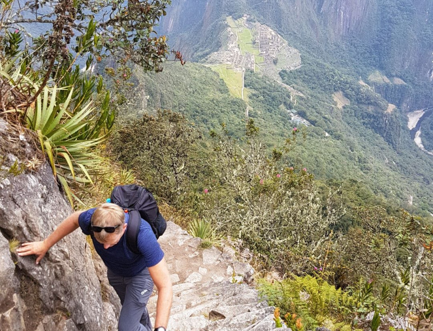 Mange av oss følte støtte fra fjellveggen på vei opp til Machu Picchu Mountain