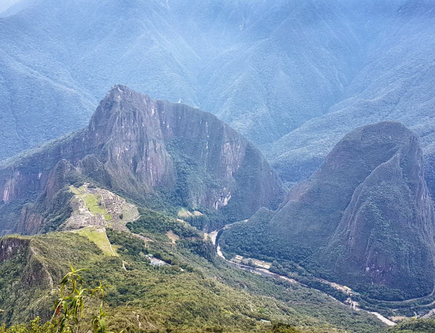 Nydelig utsikt på vei opp til Machu Picchu Mountain - på andre siden ser du Huayna Picchu Mountain