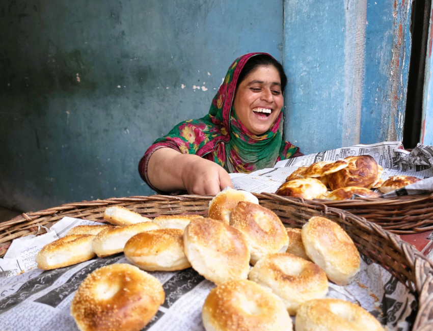 En blid baker og brødselger i Srinagar