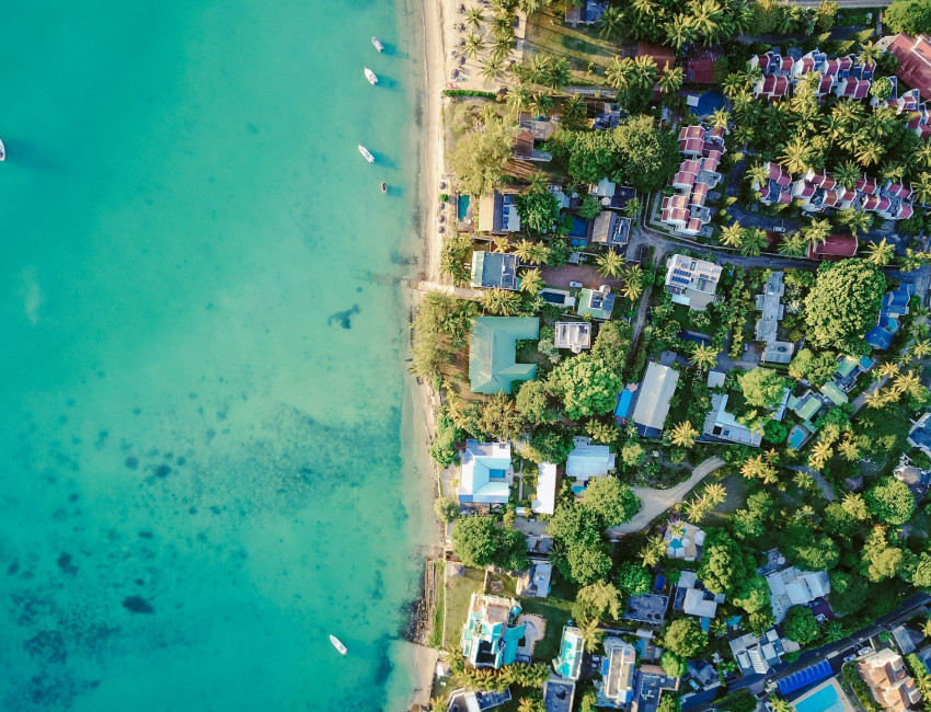 Fra oven, sjø, strand og bebyggelse på Mauritius