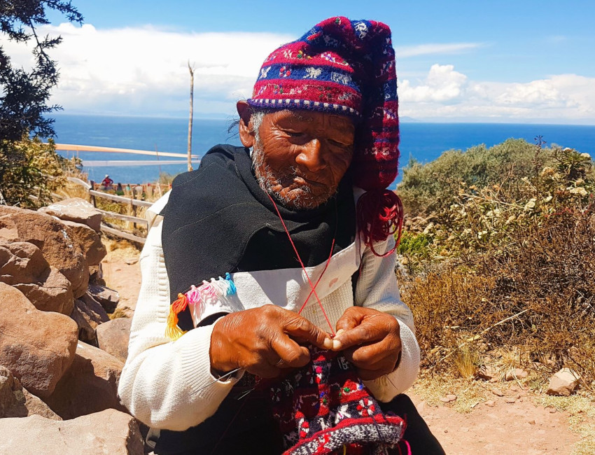 De strikker når deg går, står og sitter, mennene på Taquile-øya i Titicacasjøen - Peru