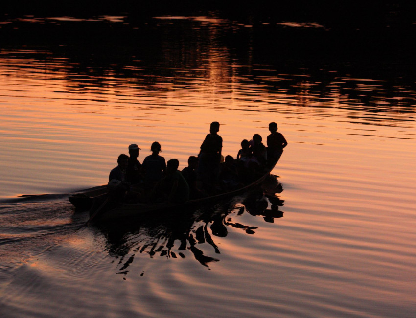 En familie på tur i solnedgang - Amazonas - Brasil