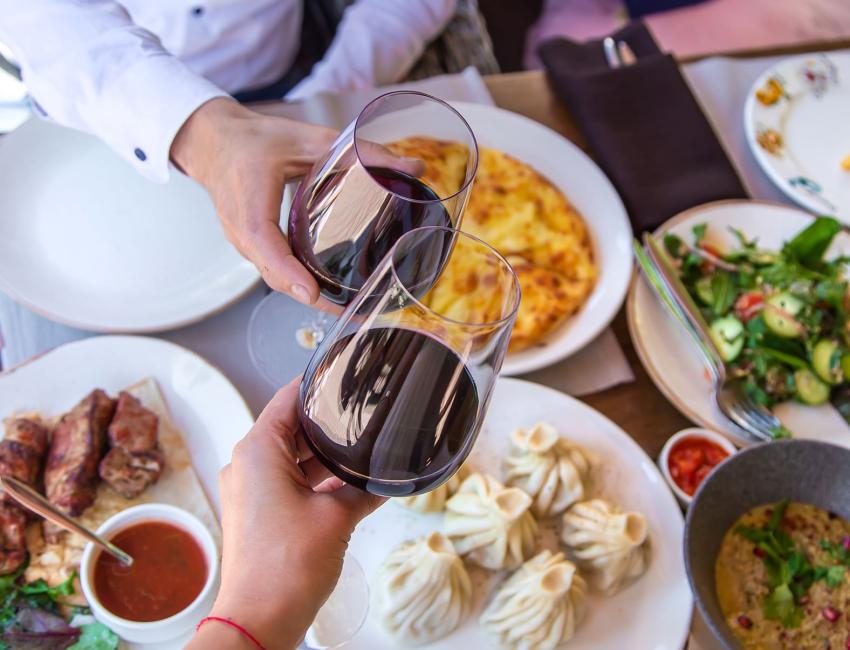 Et georgisk måltid sammen med lokale er en opplevelse